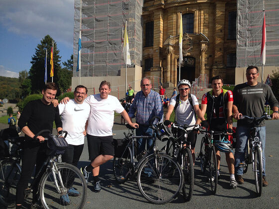 Ankunft. Es fehlen zwei Mitfahrer.